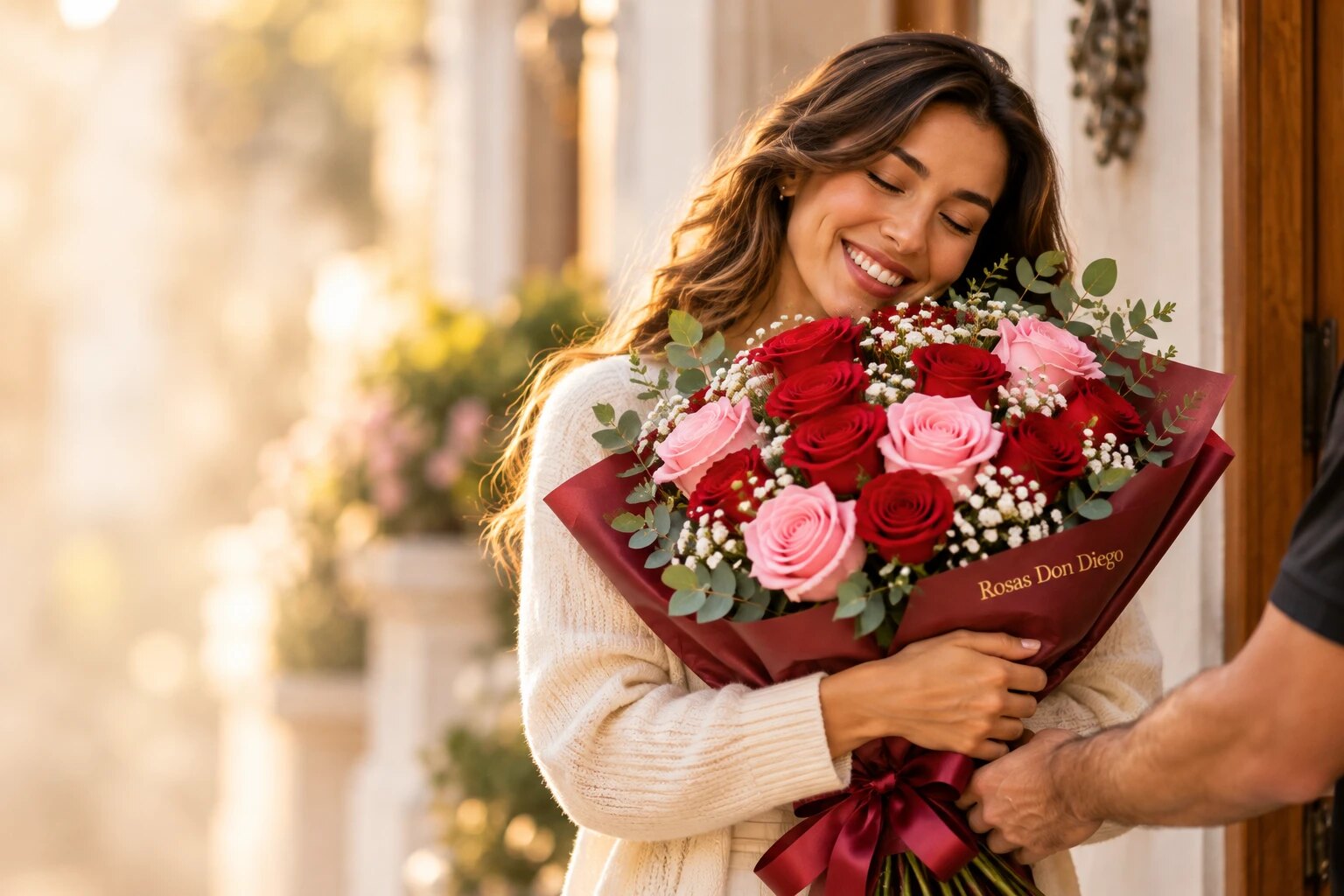 Mujer feliz abrazando un ramo de rosas rojas y rosadas de Rosas Don Diego reci&eacute;n entregado a domicilio en Manizales