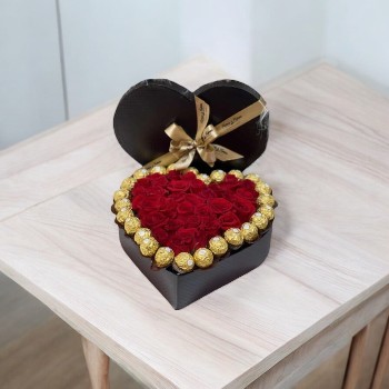 Arreglo en Coraz&oacute;n con Rosas Rojas y Chocolates