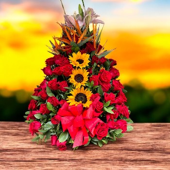 Dise&ntilde;o Floral Piramidal con Rosas Rojas y Girasoles
