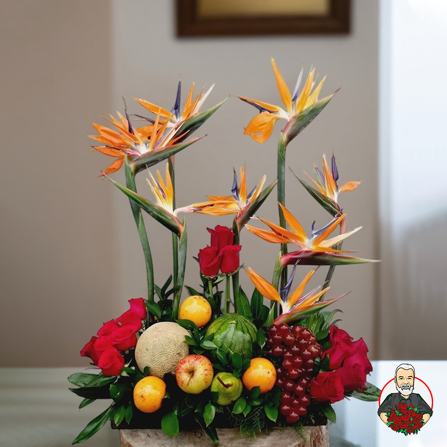 Arreglo Floral con Rosas, Aves del Para&iacute;so y Frutas