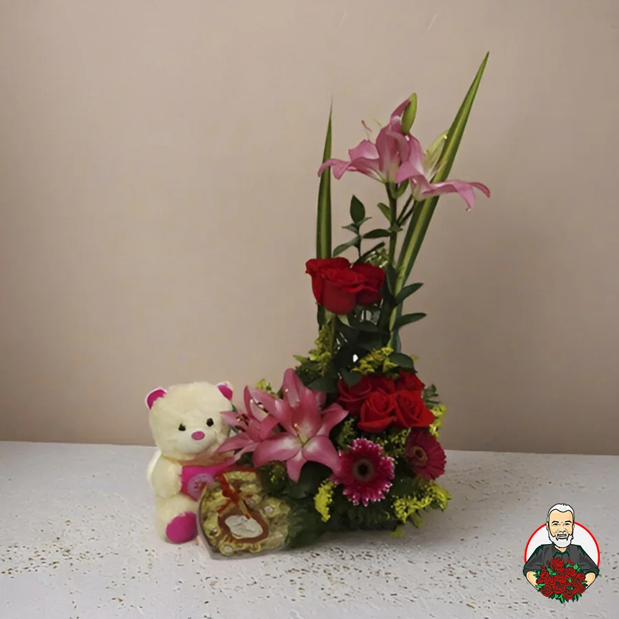 Arreglo Floral con Rosas, Lirios y Osito