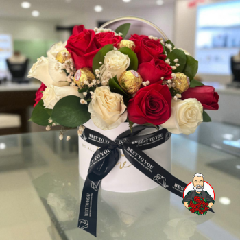 Arreglo Floral en Caja Blanca con Rosas, Chocolates y Globo