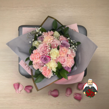Bouquet con Rosas en Tonos Pastel y Claveles Rosados