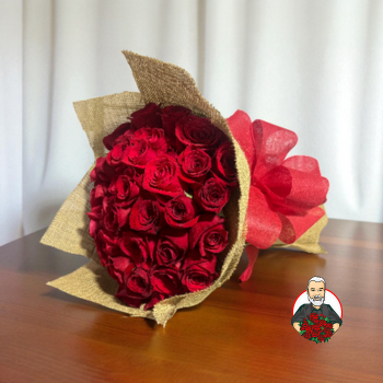 Bouquet con Rosas en Tela de Yute