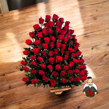 Arreglo Piramidal con Rosas en Canasta de Mimbre