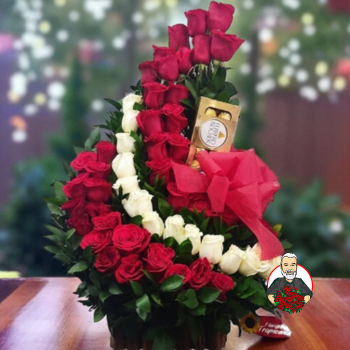 Dise&ntilde;o en Espiral con Rosas Rojas y Blancas