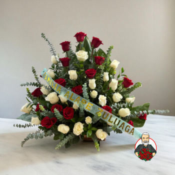 Dise&ntilde;o Floral con Rosas Rojas y Blancas