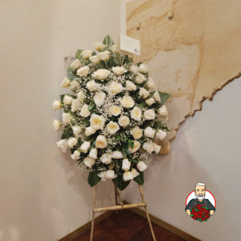 Dise&ntilde;o F&uacute;nebre en Pedestal con Rosas