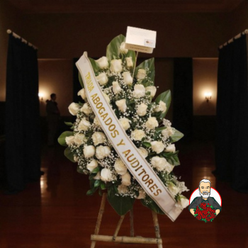 Dise&ntilde;o Floral F&uacute;nebre en Pedestal en Forma de Espiral