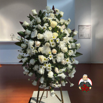 Dise&ntilde;o F&uacute;nebre en Pedestal con Rosas Blancas
