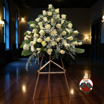 Dise&ntilde;o F&uacute;nebre Formal en Tr&iacute;pode con Rosas Blancas