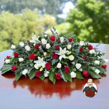 Dise&ntilde;o F&uacute;nebre en Forma de Cubrecaja con Rosas